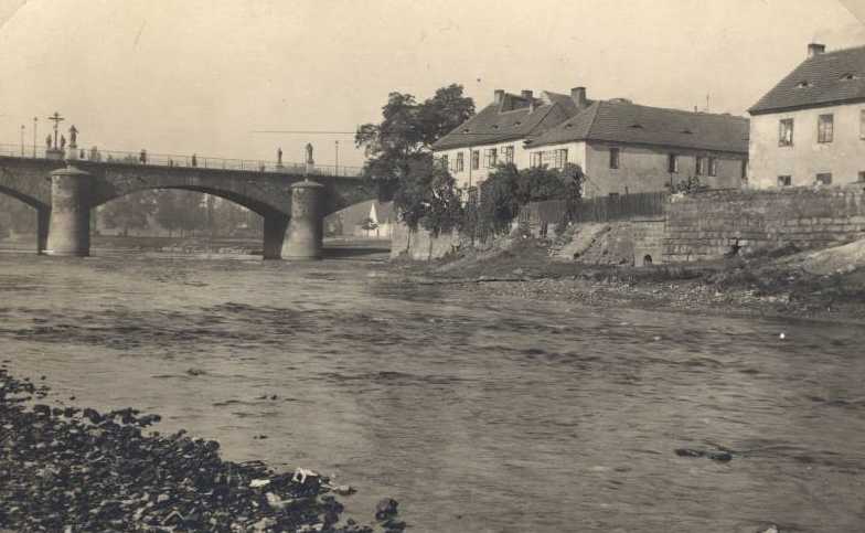 Saský most a dům ?.p. 51 na rohu ulice U sv. Rocha, p?elom století.