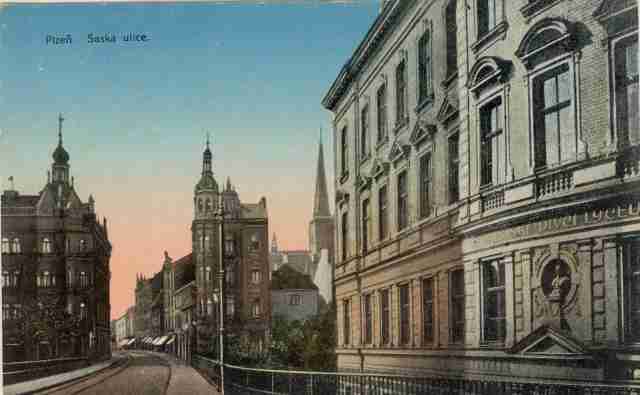 1917 ?? pohled ze Saského mostu do dnešní Rooseweltovy ulice, vpravo budova školy  v Podmostní ulici